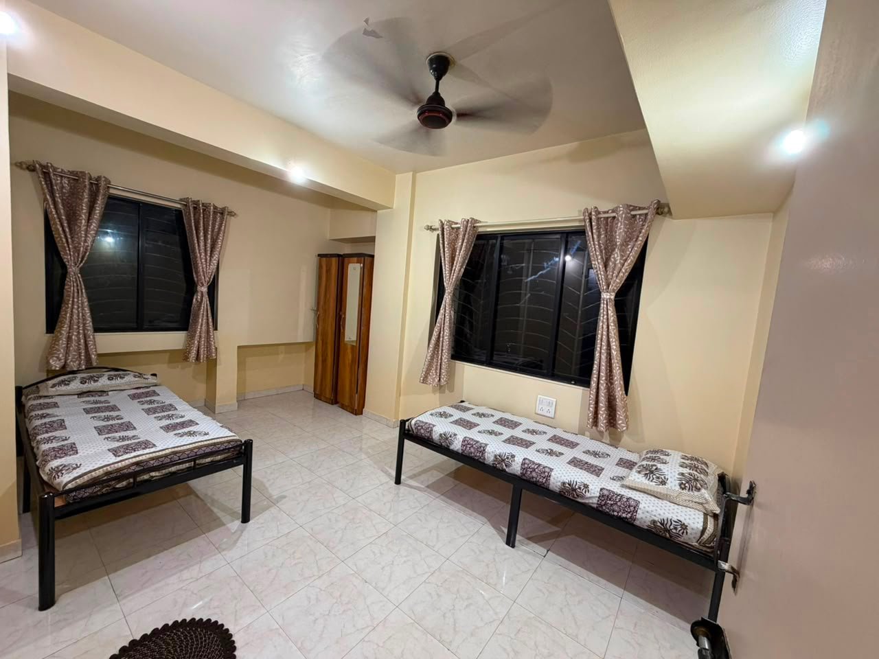 Comfortable Twin Bed Room Setup